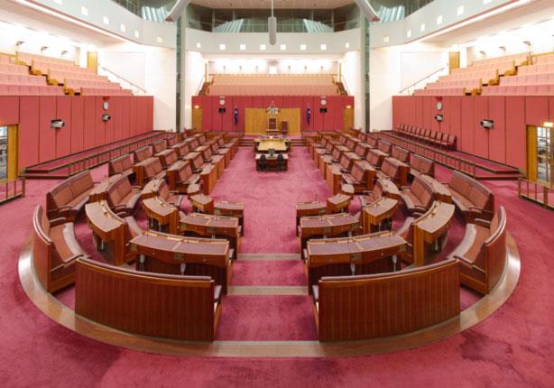 البرلمان الأسترالي يتخلى عن مشروع قانون عزل المنقب