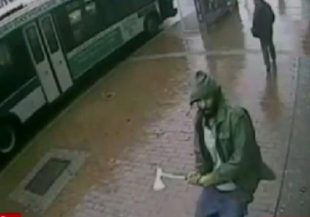 رجل يهاجم شرطة نيويورك بفأس
