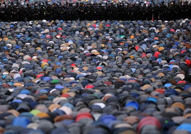 المسلمون في روسيا يؤدون صلاة عيد الأضحى في المسجد 
