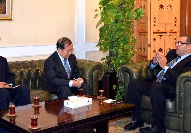 وزير الاستثمار خلال لقاءه مع سونغ آيقوه سفير جمهور