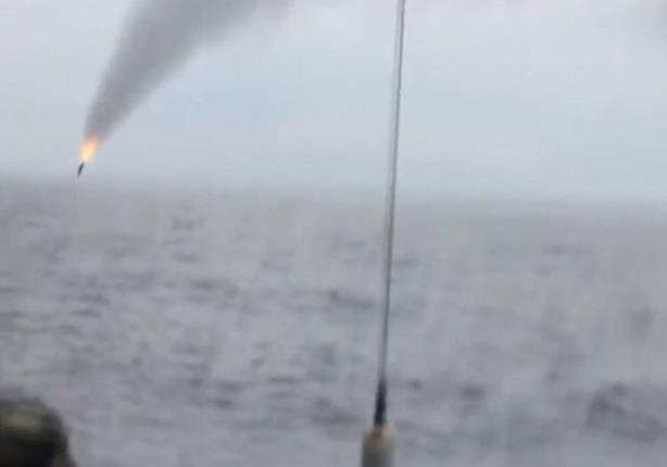 عملية إطلاق صاروخ سام من سطح سفينة حربية سورية