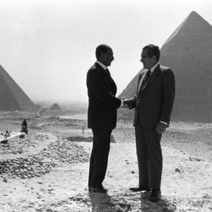 السادات مع نيكسون عند الاهرامات 1974