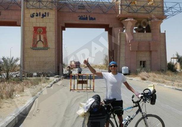مغامر مصري يروج للسياحة على دراجته