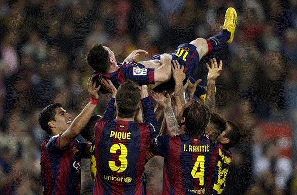 لاعبو برشلونة يحتفلون بميسي