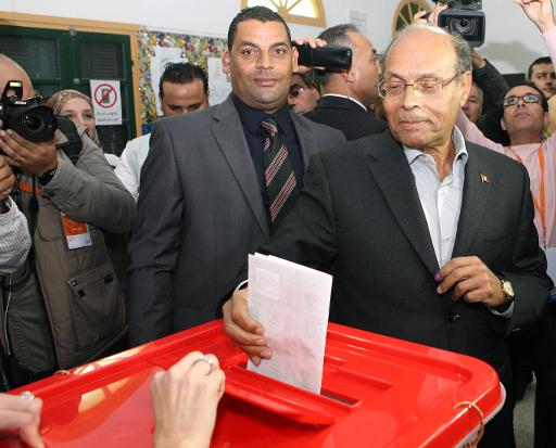 الرئيس التونسي المنصف المرزوقي يدلي بصوته في سوسة 