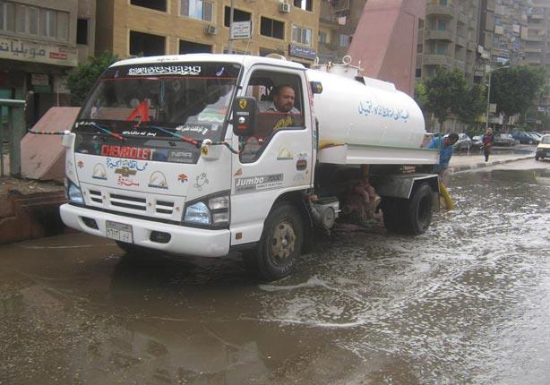 سيارة لشفط المياه من الشوارع