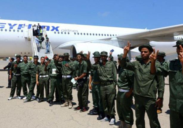 جنود ليبيون قبل مغادرتهم مطار معيتيقة الدولي إلى ب