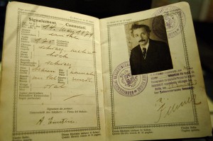 صورة جواز سفر .. اينشتاين !!