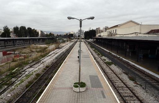 محطة سكة حديد مقفرة في اثينا خلال الاضراب، الخميس 