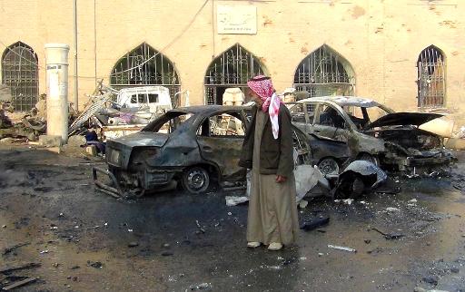 سيارات مدمرة بعد ضربات جوية على الرقة في 25 تشرين 