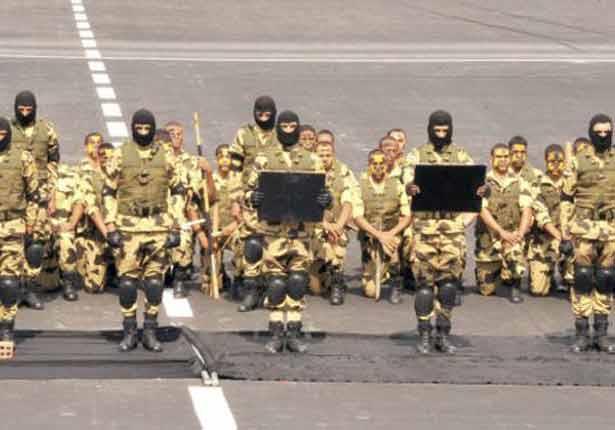 قوات خاصة عسكرية مصرية تشارك في تأمين المؤسسات وال