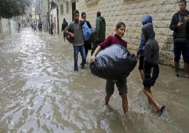 اضطر سكان منطقة الشيخ رضوان في غزة الى مغادرة مناز