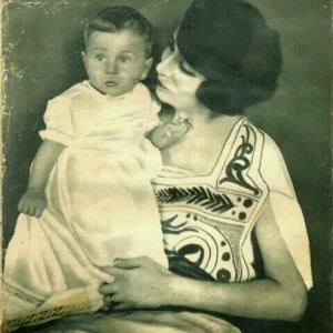 صورة نادرة للملكة نازلي مع طفلها الامير فاروق ولي 