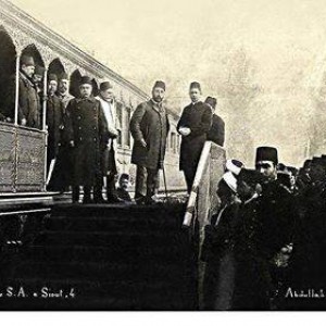 الخديوي توفيق يصل الي محطة قطار اسيوط سنة 1880