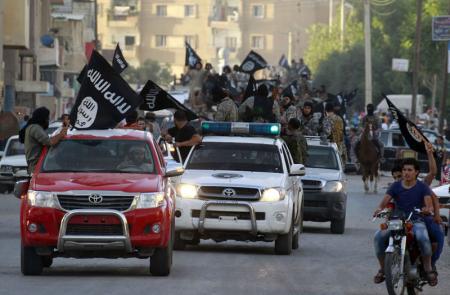مسلحون من تنظيم الدولة الاسلامية في استعراض بمحافظ