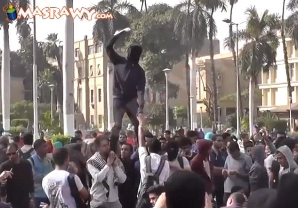 ملثم يلقى خطاب وسط تظاهرات الإخوان بجامعة القاهرة