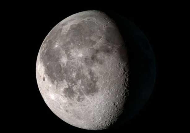 مراحل القمر وحركته المتأرجحة عن قرب