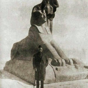 سعد باشا زغلول و لقطة نادرة من امام تمثال النهضة س