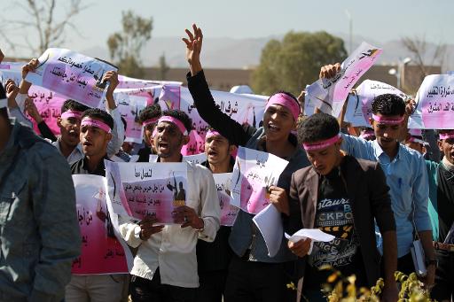 طلاب يمنيون يتظاهرون احتجاجا على سيطرة الحوثيين عل