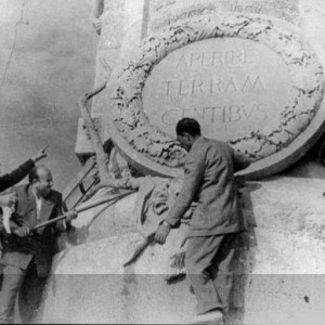 تمثال ديليسبس فى مدخل قناة السويس اثناء تدميرة
