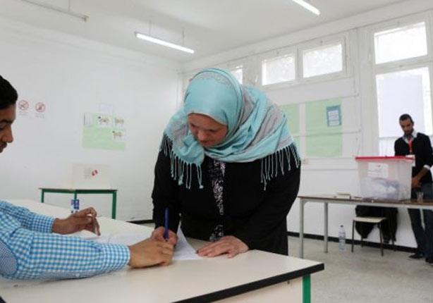 بدأ الناخبون في تونس التصويت لاختيار أول رئيس في ا