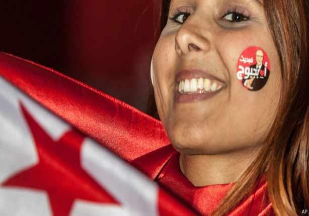 تونسية مؤيدة للرئيس المنتخب الباجي قايد السبسي تحت