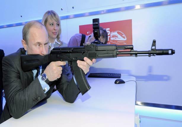 الرئيس الروسي فلاديمير بوتين وهو يحمل الإصدار الجد