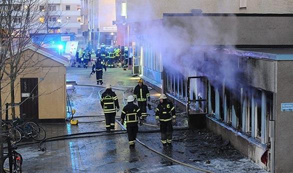 جانب من عملية إخماد حريق في أحد المساجد بالسويد