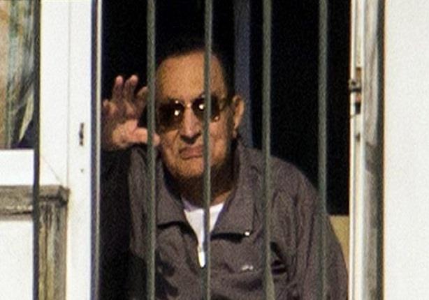 يمضي مبارك حاليا عقوبة بالسجن في مستشفى عسكري بالق
