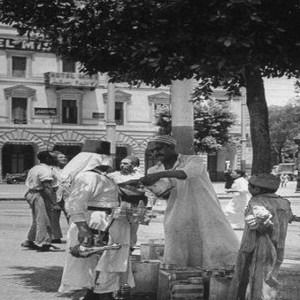 بائع الشاى فى احد شوارع مصر المحروسة 1943 ..