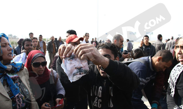 مؤيدو السيسي يتظاهرون خارج مقر محاكمة مرسي ويحاولو