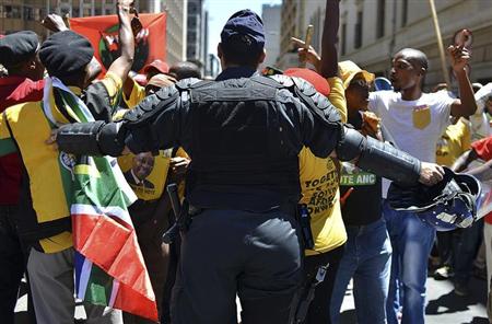 شرطة جنوب أفريقيا تلقى القبض على متظاهرين أجانب