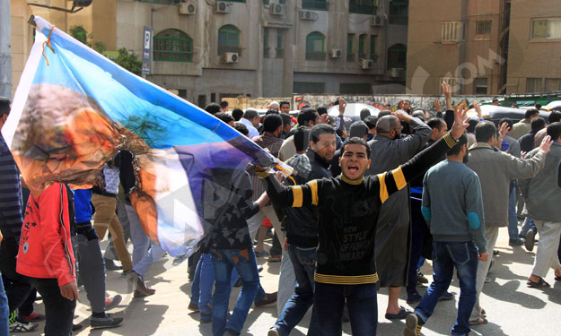 بالصور..مسيرة للإخوان بالهرم تحرق صورة السيسي بالز