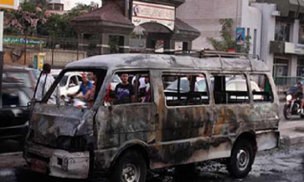 أنصار الإخوان يحرقون سيارة بث تابعة لقناة فضائية و