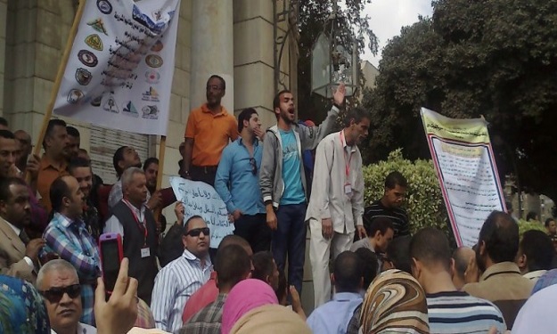 عمال بجامعة عين شمس يتظاهرون لتطبيق الأحد الأدنى ل