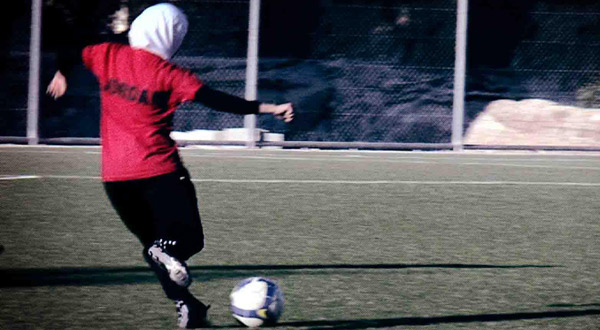 «إيفاب» سيسمح بارتداء الحجاب خلال مباريات كرة القد