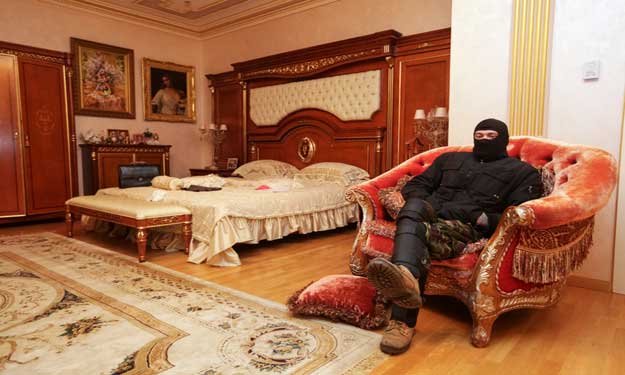 صور من داخل قصر الرئيس الأوكراني بعد اقتحامه من قب