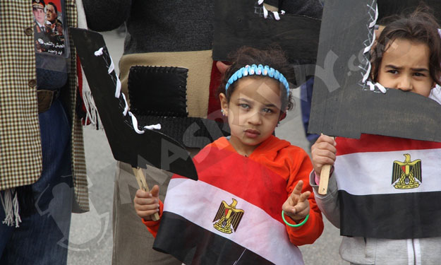بالصور- للمرة الثانية.. أطفال يحملون''بيادات الجيش