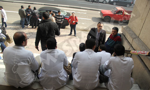 موظفون بنادي أطباء الإسكندرية يتظاهرون أمام دار ال