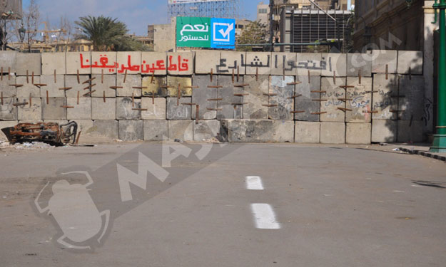 الجيش يبدأ إزالة الحواجز الخرسانية من شارعي قصر ال