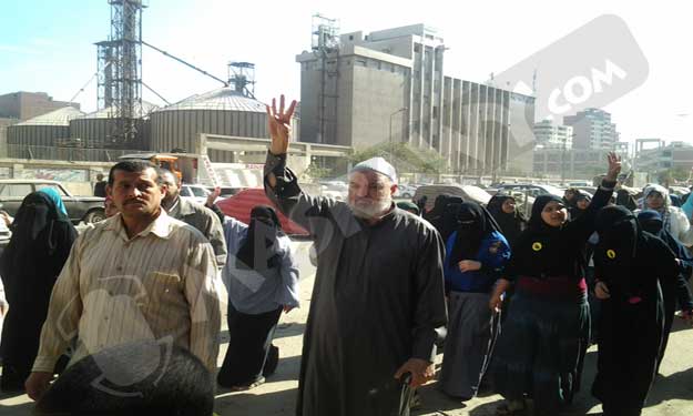 بالصور.. عشرات الإخوان ينطلقون بمسيرة من مسجد التو