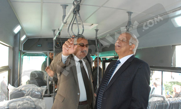 بالصور- محافظ القاهرة يعاين أول نقل عام أتوبيس مار