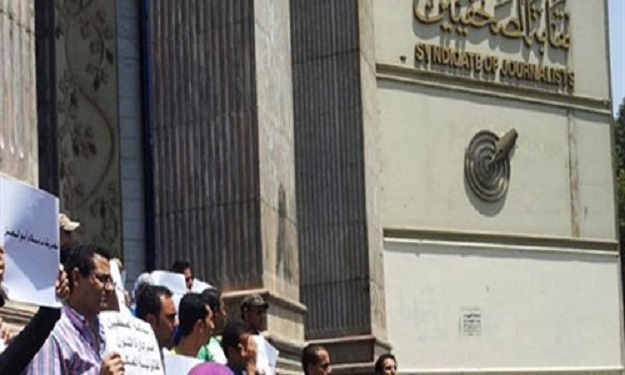 مراسلون يحتجون بسبب اعتداء الأمن على زميلهم ويهددو