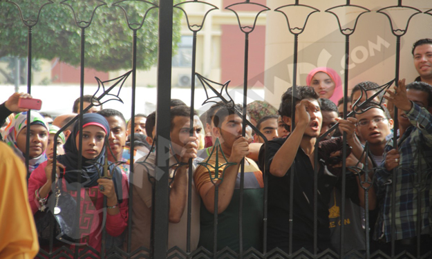 عشرات الطلاب بجامعة عين شمس يتظاهرون ضد الحرس الجا