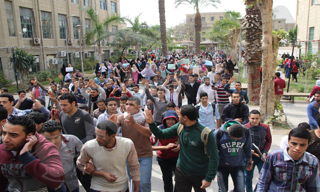 طلاب الإخوان بجامعة القاهرة يتظاهرون بميدان النهضة