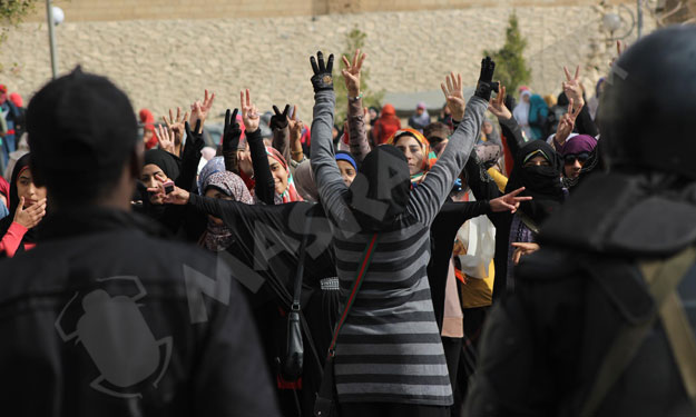 طالبات الإخوان بجامعة الأزهر يتظاهرن بهتاف''ولعنا 