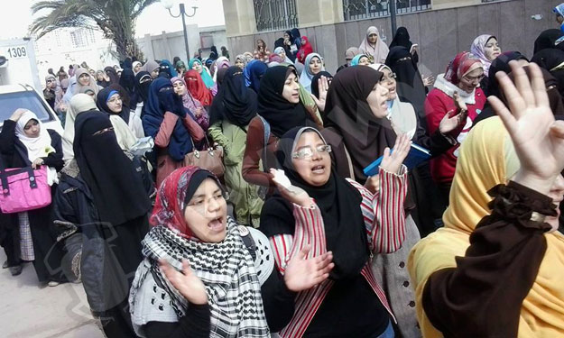 طالبات الإخوان بالأزهر يحرقن صور السيسي وحكام السع