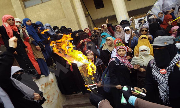 طلاب وطالبات الإخوان بالأزهر يتظاهرون داخل الجامعة
