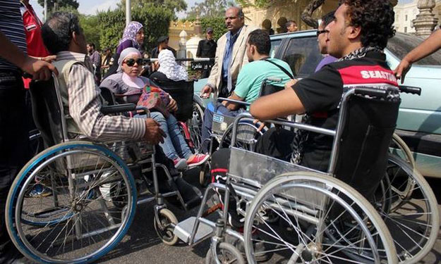 أعضاء بالقومي لشؤون الإعاقة يتظاهرون أمام مجلس الو