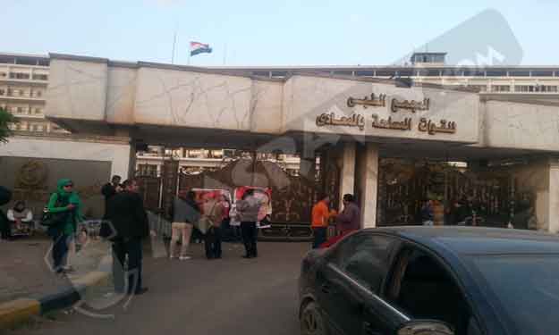 بالصور: أنصار مبارك يحتفلون بتحرير طابا أمام مستشف
